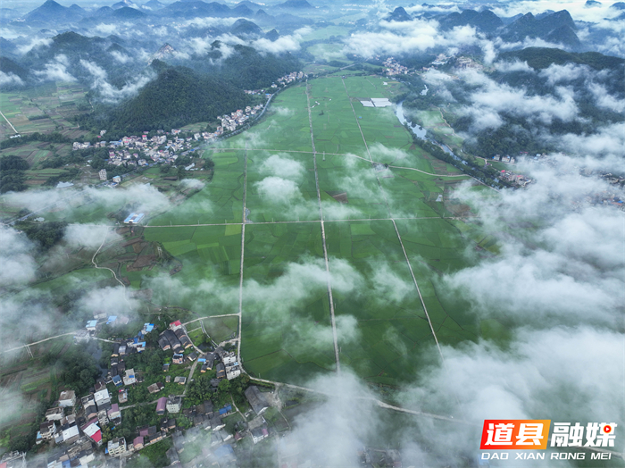9月8日，道县寿雁镇安村一带云雾缭绕，与青山、河流、田园、村居、公路等交相辉映，构成一幅美丽的乡村画卷。蒋克青摄影