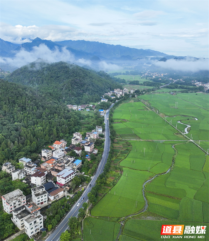 9月8日，道县寿雁镇安村一带云雾缭绕，与青山、河流、田园、村居、公路等交相辉映，构成一幅美丽的乡村画卷。蒋克青摄影