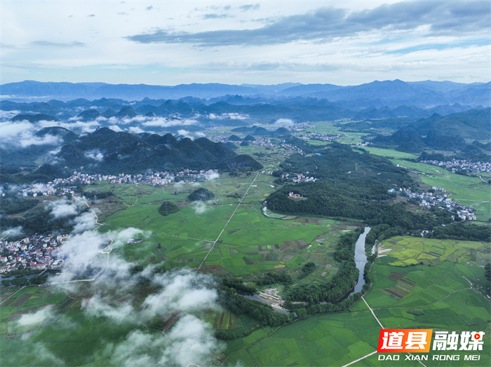 9月8日，道县寿雁镇安村一带云雾缭绕，与青山、河流、田园、村居、公路等交相辉映，构成一幅美丽的乡村画卷。蒋克青摄影