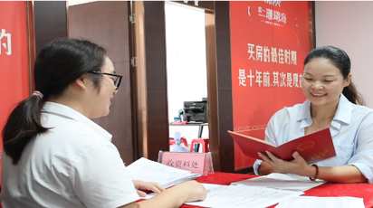 道县：政务服务下沉小区 假期办证温暖民心