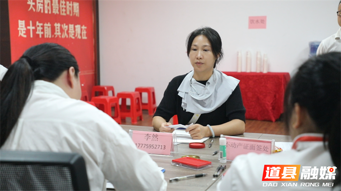 1001道县：政务服务下沉小区 假期办证温暖民心 (5)_副本.png