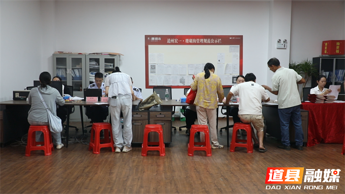 1001道县：政务服务下沉小区 假期办证温暖民心 (4)_副本.png