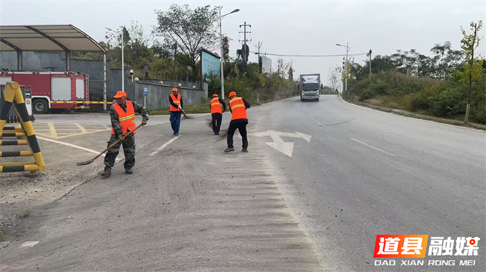 1028道县公路:深夜“清障”守护平安路02_副本.png 1028道县公路:深夜“清障”守护平安路02_副本.png