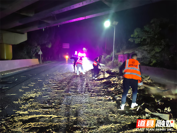 1028道县公路:深夜“清障”守护平安路01_副本.png 1028道县公路:深夜“清障”守护平安路01_副本.png