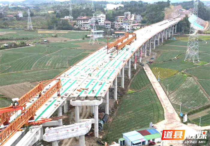 连日来，零道高速公路（道县段）车边特大桥梁建设工地上塔吊旋转、机械轰鸣，施工正在稳步推进。作为湖南省“十四五”重点交通项目，这条南北贯穿道县的交通大动脉，竣工通车后，将全面打通道县向南连接广西、广东的快速通道，促进区域社会经济协调发展和产业升级，从多方面重塑道县发展新格局。