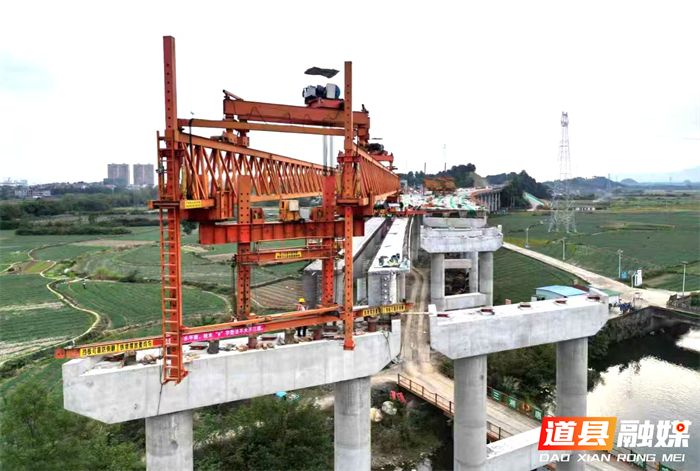 连日来，零道高速公路（道县段）车边特大桥梁建设工地上塔吊旋转、机械轰鸣，施工正在稳步推进。作为湖南省“十四五”重点交通项目，这条南北贯穿道县的交通大动脉，竣工通车后，将全面打通道县向南连接广西、广东的快速通道，促进区域社会经济协调发展和产业升级，从多方面重塑道县发展新格局。