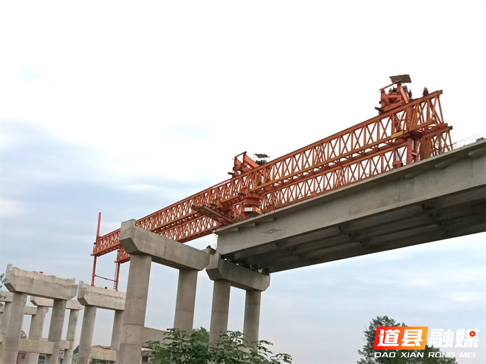 连日来，零道高速公路（道县段）车边特大桥梁建设工地上塔吊旋转、机械轰鸣，施工正在稳步推进。作为湖南省“十四五”重点交通项目，这条南北贯穿道县的交通大动脉，竣工通车后，将全面打通道县向南连接广西、广东的快速通道，促进区域社会经济协调发展和产业升级，从多方面重塑道县发展新格局。