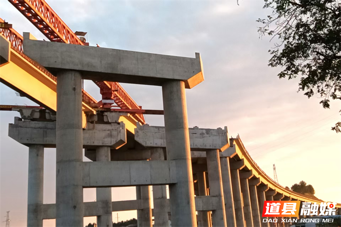 连日来，零道高速公路（道县段）车边特大桥梁建设工地上塔吊旋转、机械轰鸣，施工正在稳步推进。作为湖南省“十四五”重点交通项目，这条南北贯穿道县的交通大动脉，竣工通车后，将全面打通道县向南连接广西、广东的快速通道，促进区域社会经济协调发展和产业升级，从多方面重塑道县发展新格局。