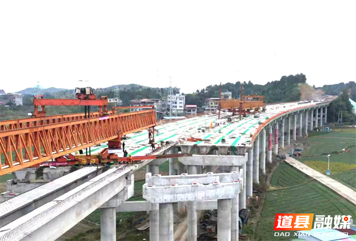 连日来，零道高速公路（道县段）车边特大桥梁建设工地上塔吊旋转、机械轰鸣，施工正在稳步推进。作为湖南省“十四五”重点交通项目，这条南北贯穿道县的交通大动脉，竣工通车后，将全面打通道县向南连接广西、广东的快速通道，促进区域社会经济协调发展和产业升级，从多方面重塑道县发展新格局。