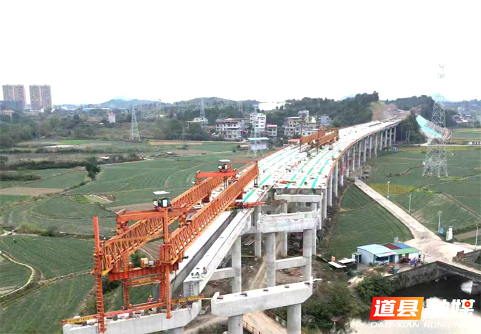 连日来，零道高速公路（道县段）车边特大桥梁建设工地上塔吊旋转、机械轰鸣，施工正在稳步推进。作为湖南省“十四五”重点交通项目，这条南北贯穿道县的交通大动脉，竣工通车后，将全面打通道县向南连接广西、广东的快速通道，促进区域社会经济协调发展和产业升级，从多方面重塑道县发展新格局。