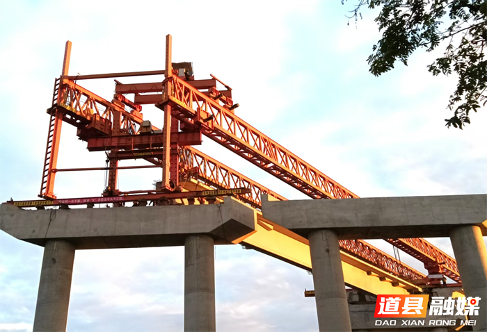连日来，零道高速公路（道县段）车边特大桥梁建设工地上塔吊旋转、机械轰鸣，施工正在稳步推进。作为湖南省“十四五”重点交通项目，这条南北贯穿道县的交通大动脉，竣工通车后，将全面打通道县向南连接广西、广东的快速通道，促进区域社会经济协调发展和产业升级，从多方面重塑道县发展新格局。