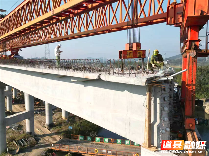 连日来，零道高速公路（道县段）车边特大桥梁建设工地上塔吊旋转、机械轰鸣，施工正在稳步推进。作为湖南省“十四五”重点交通项目，这条南北贯穿道县的交通大动脉，竣工通车后，将全面打通道县向南连接广西、广东的快速通道，促进区域社会经济协调发展和产业升级，从多方面重塑道县发展新格局。