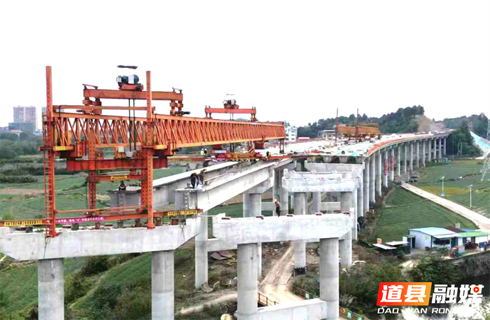 连日来,零道高速公路(道县段)车边特大桥梁建设工地上塔吊旋转、机械轰鸣,施工正在稳步推进。作为湖南省“十四五”重点交通项目,这条南北贯穿道县的交通大动脉,竣工通车后,将全面打通道县向南连接广西、广东的快速通道,促进区域社会经济协调发展和产业升级,从多方面重塑道县发展新格局。