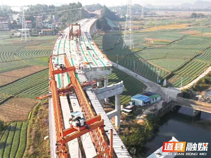 连日来，零道高速公路（道县段）车边特大桥梁建设工地上塔吊旋转、机械轰鸣，施工正在稳步推进。作为湖南省“十四五”重点交通项目，这条南北贯穿道县的交通大动脉，竣工通车后，将全面打通道县向南连接广西、广东的快速通道，促进区域社会经济协调发展和产业升级，从多方面重塑道县发展新格局。