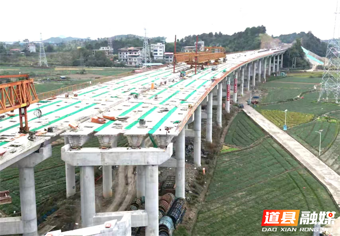 连日来，零道高速公路（道县段）车边特大桥梁建设工地上塔吊旋转、机械轰鸣，施工正在稳步推进。作为湖南省“十四五”重点交通项目，这条南北贯穿道县的交通大动脉，竣工通车后，将全面打通道县向南连接广西、广东的快速通道，促进区域社会经济协调发展和产业升级，从多方面重塑道县发展新格局。