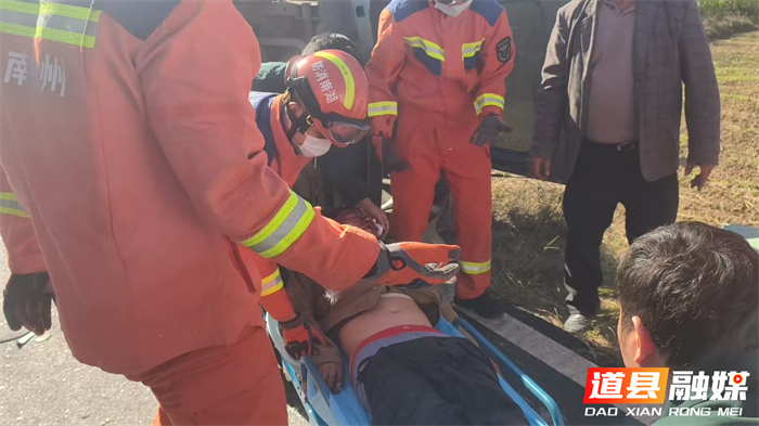 1129道县：面包车与半挂车相撞 消防紧急救援被困司机 (2)_副本1.jpg