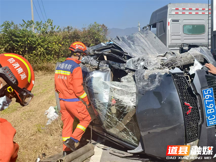 1129道县：面包车与半挂车相撞 消防紧急救援被困司机 (5)_副本1.jpg