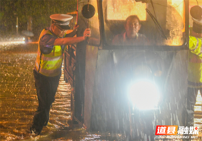 5月17日晚，湖南省永州市道县湘源中路与营阳大道交汇处，交警在雨中疏导车辆、指挥交通。当日，道县出现强降雨天气，降水导致城区部分路面积水，当地迅速投入到指挥疏导、分流管控、服务救助中，保障市民出行安全。