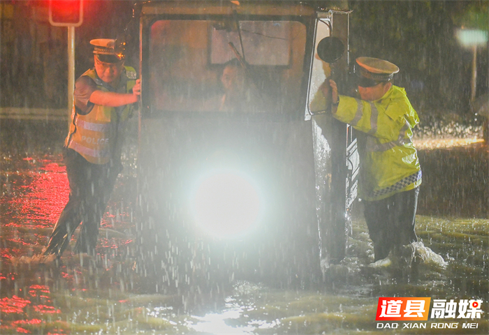 5月17日晚，湖南省永州市道县湘源中路与营阳大道交汇处，交警在雨中疏导车辆、指挥交通。当日，道县出现强降雨天气，降水导致城区部分路面积水，当地迅速投入到指挥疏导、分流管控、服务救助中，保障市民出行安全。