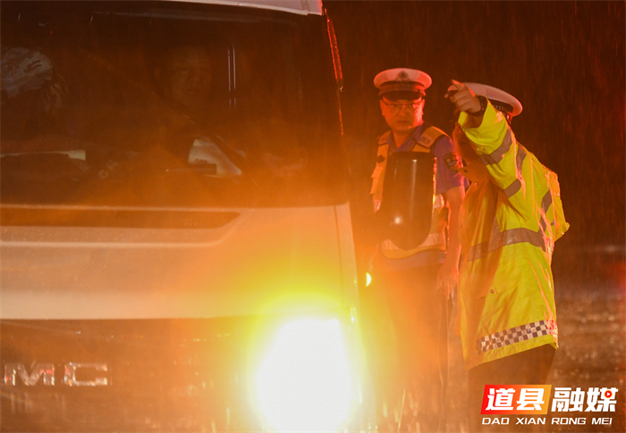 5月17日晚，湖南省永州市道县湘源中路与营阳大道交汇处，交警在雨中疏导车辆、指挥交通。当日，道县出现强降雨天气，降水导致城区部分路面积水，当地迅速投入到指挥疏导、分流管控、服务救助中，保障市民出行安全。