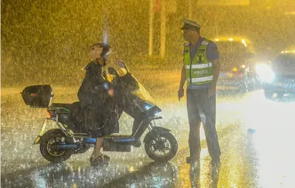 道县：雨中护安保畅（组图）
