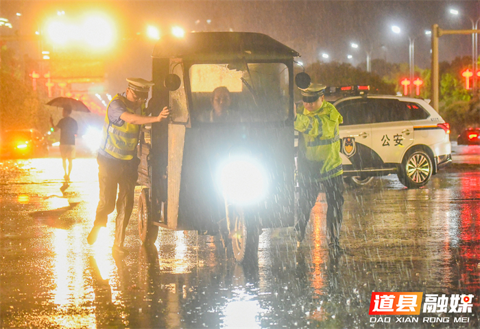 5月17日晚，湖南省永州市道县湘源中路与营阳大道交汇处，交警在雨中疏导车辆、指挥交通。当日，道县出现强降雨天气，降水导致城区部分路面积水，当地迅速投入到指挥疏导、分流管控、服务救助中，保障市民出行安全。
