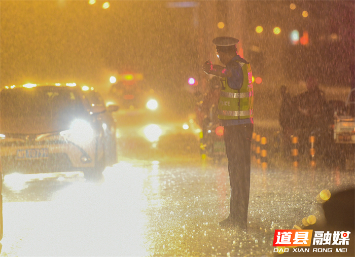 5月17日晚，湖南省永州市道县湘源中路与营阳大道交汇处，交警在雨中疏导车辆、指挥交通。当日，道县出现强降雨天气，降水导致城区部分路面积水，当地迅速投入到指挥疏导、分流管控、服务救助中，保障市民出行安全。