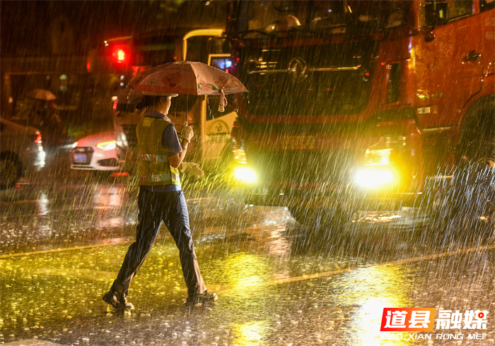 5月17日晚，湖南省永州市道县湘源中路与营阳大道交汇处，交警在雨中疏导车辆、指挥交通。当日，道县出现强降雨天气，降水导致城区部分路面积水，当地迅速投入到指挥疏导、分流管控、服务救助中，保障市民出行安全。
