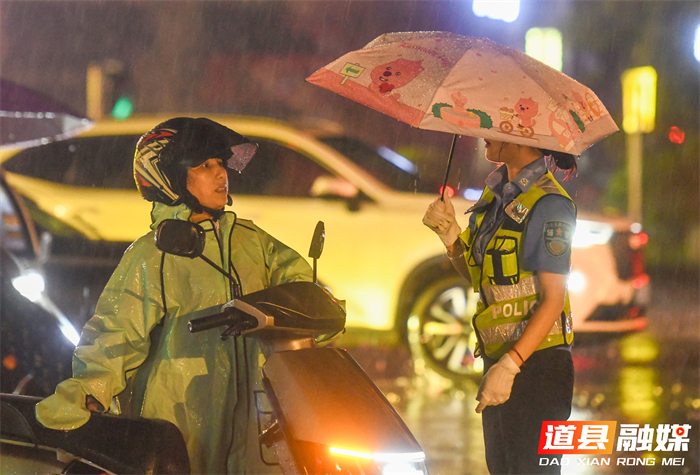 5月17日晚，湖南省永州市道县湘源中路与营阳大道交汇处，交警在雨中疏导车辆、指挥交通。当日，道县出现强降雨天气，降水导致城区部分路面积水，当地迅速投入到指挥疏导、分流管控、服务救助中，保障市民出行安全。