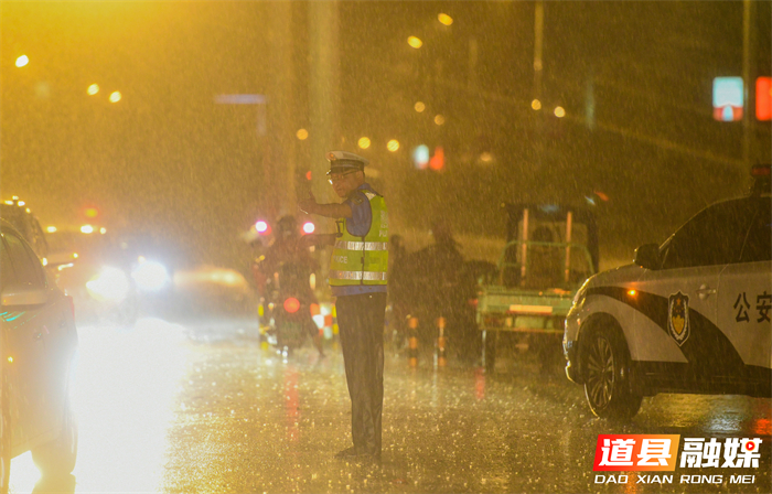 5月17日晚，湖南省永州市道县湘源中路与营阳大道交汇处，交警在雨中疏导车辆、指挥交通。当日，道县出现强降雨天气，降水导致城区部分路面积水，当地迅速投入到指挥疏导、分流管控、服务救助中，保障市民出行安全。