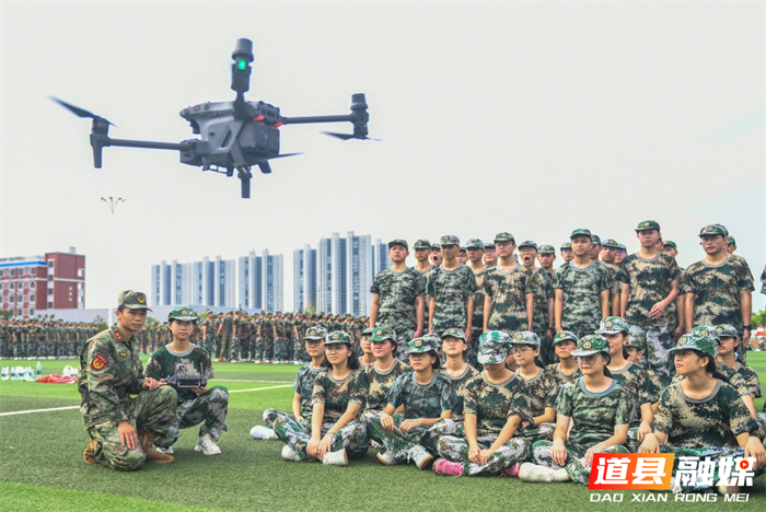 8月17日，道县道州玉潭学校，高一新生在参加军训。新学期来临，道县道州玉潭学校组织高一新生开展军训，锻炼身体素质、磨砺学生吃苦耐劳和团队协作精神的意志。