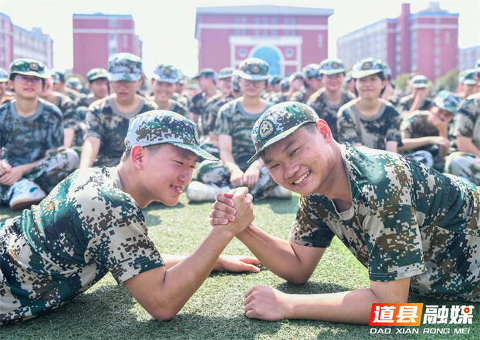 8月17日，道县道州玉潭学校，高一新生在参加军训。新学期来临，道县道州玉潭学校组织高一新生开展军训，锻炼身体素质、磨砺学生吃苦耐劳和团队协作精神的意志。