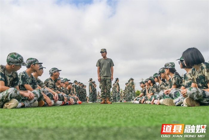 8月17日，道县道州玉潭学校，高一新生在参加军训。新学期来临，道县道州玉潭学校组织高一新生开展军训，锻炼身体素质、磨砺学生吃苦耐劳和团队协作精神的意志。