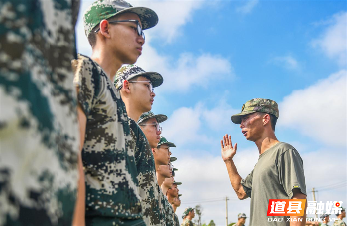 8月17日，道县道州玉潭学校，高一新生在参加军训。新学期来临，道县道州玉潭学校组织高一新生开展军训，锻炼身体素质、磨砺学生吃苦耐劳和团队协作精神的意志。