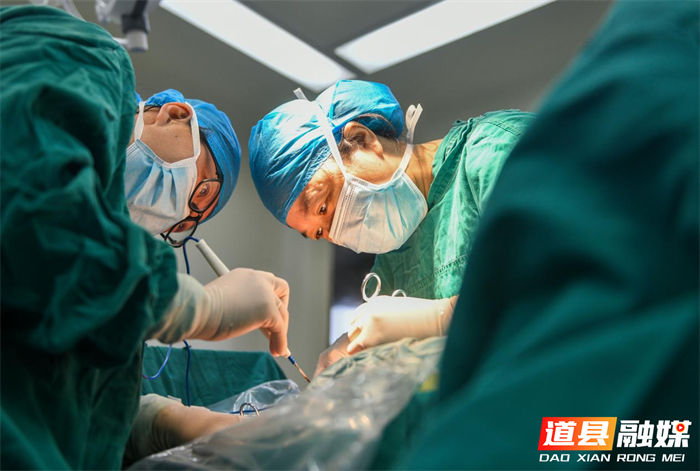 道县人民医院手术室，医生正在做手术。（蒋克青摄）