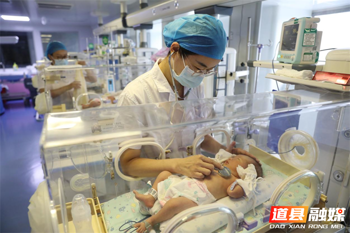 道县人民医院新生儿科，医生在给新生儿做检查。（何红福 柏华林 摄）