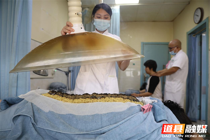 道县中医医院治未病科，医生在给患者做督脉灸。（何红福 王振文 摄）