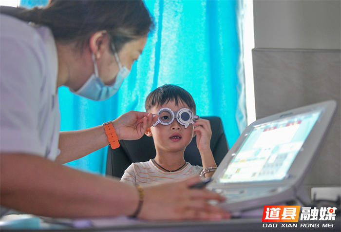 道县中医医院，医生为小孩做视力检查。（蒋克青摄）