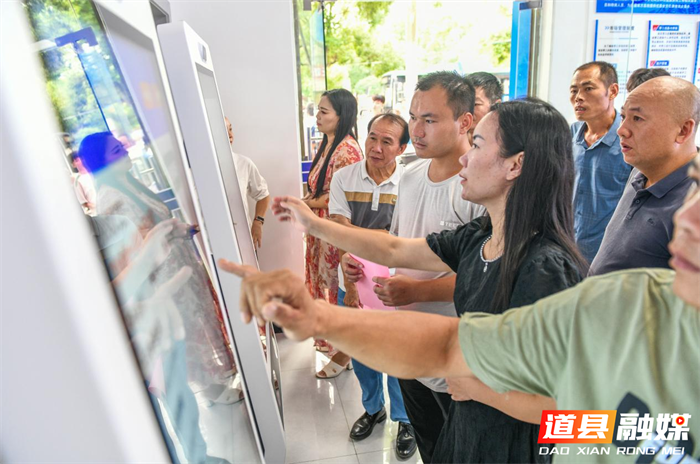 8月20日，道县零工市场秋季招聘会上，求职者在工作人员的协助下了解招聘信息。近年来，道县持续推进公共就业服务体系建设，大力发展公益性零工市场，通过线上线下举办招聘会形式，为零散工、临时工、短期工等人群提供信息发布、在线匹配对接、技能培训、权益保障等服务，多渠道促进劳动者灵活就业。