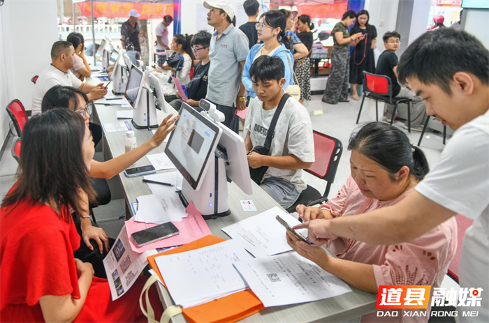 8月20日，道县零工市场秋季招聘会上，求职者在工作人员的协助下了解招聘信息。近年来，道县持续推进公共就业服务体系建设，大力发展公益性零工市场，通过线上线下举办招聘会形式，为零散工、临时工、短期工等人群提供信息发布、在线匹配对接、技能培训、权益保障等服务，多渠道促进劳动者灵活就业。
