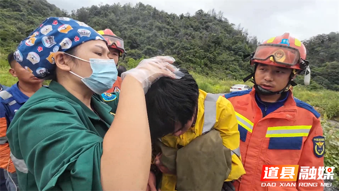 0925道县：两男子采蜂被蛰伤困于山林  消防无人机热成像精准定位成功营救 (5)_副本.png