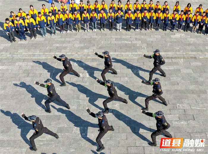 2026年1月8日，湖南省永州市道县公安局举行庆祝中国人民警察节活动。第6个中国人民警察节临近，道县公安局通过升警旗仪式、重温入警誓词以及警营开放日活动等多种形式迎接中国人民警察节的到来。