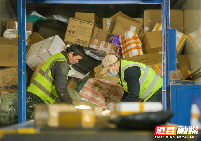 2026年1月1日，工作人员在中国邮政集团有限公司湖南省永州市道县分公司邮件处理中心分拣快递包裹
