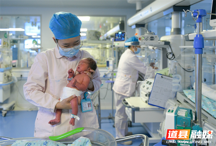 2026年1月1日，在湖南省永州市道县人民医院新生儿科，医护人员在护理新生儿。