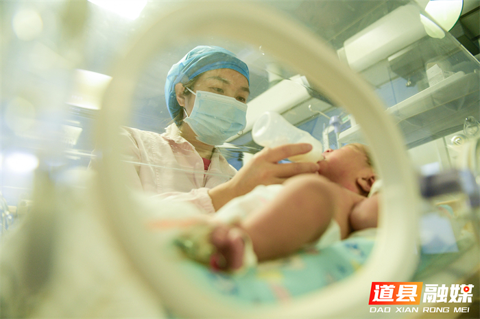 2026年1月1日，在湖南省永州市道县人民医院新生儿科，医护人员在护理新生儿。
