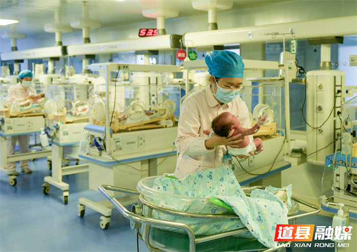 2026年1月1日，在湖南省永州市道县人民医院新生儿科，医护人员在护理新生儿。