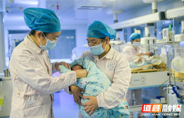 2026年1月1日，在湖南省永州市道县人民医院新生儿科，医护人员在护理新生儿。