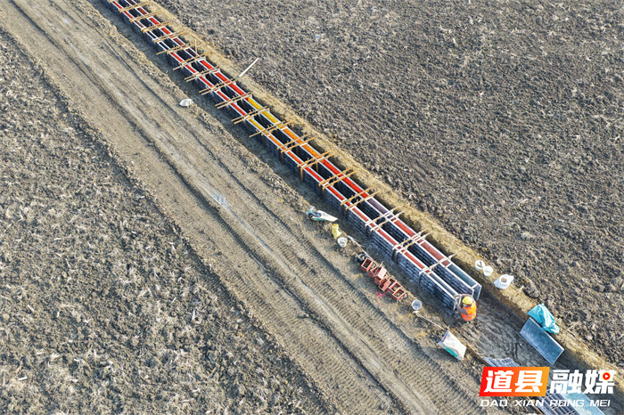 2026年1月6日，施工人员在湖南省永州市道县营江街道濂西村高标准农田建设现场施工。时下，道县加紧推进高标准农田建设，通过平整土地、改造田块、修建机耕道和水渠等，改善农田灌溉及耕种条件，促进农业增效、农民增收。