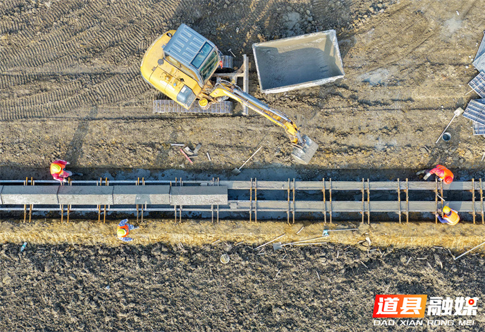 2026年1月6日，施工人员在湖南省永州市道县营江街道濂西村高标准农田建设现场施工。时下，道县加紧推进高标准农田建设，通过平整土地、改造田块、修建机耕道和水渠等，改善农田灌溉及耕种条件，促进农业增效、农民增收。