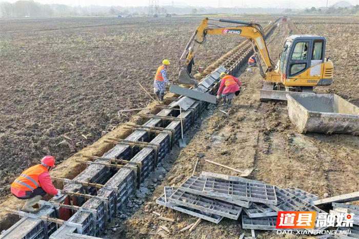 2026年1月6日，施工人员在湖南省永州市道县营江街道濂西村高标准农田建设现场施工。时下，道县加紧推进高标准农田建设，通过平整土地、改造田块、修建机耕道和水渠等，改善农田灌溉及耕种条件，促进农业增效、农民增收。